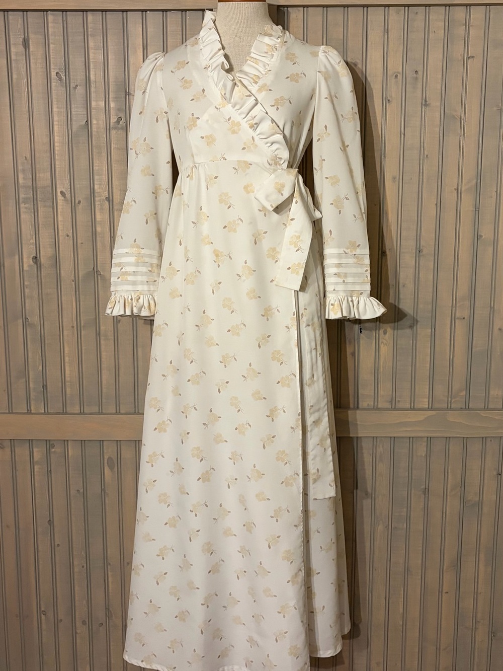 Hand Made Cream Floral Wrap Dressing Gown with Riffle D a Detail